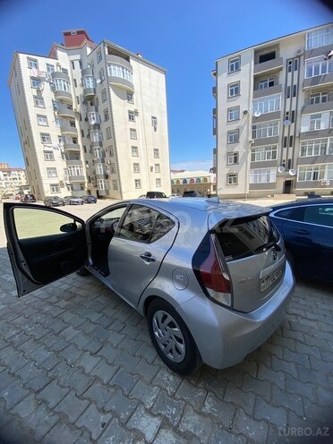 Toyota Aqua-10
