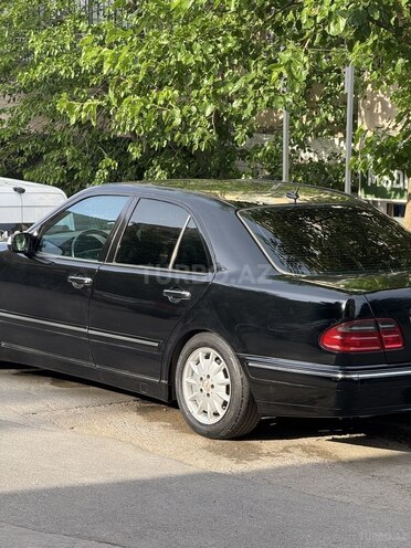 Mercedes E 280-11