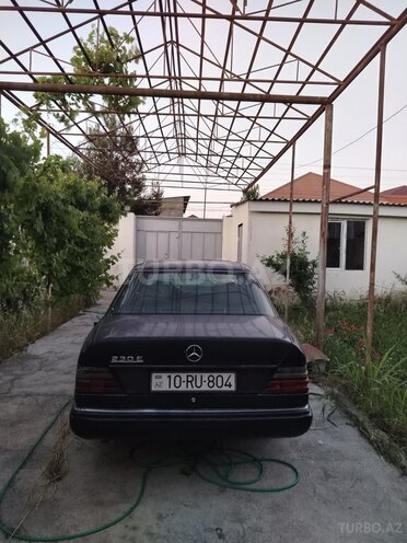Mercedes 230 E-2