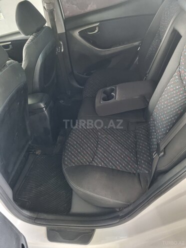 Hyundai Elantra-12