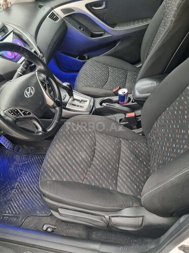 Hyundai Elantra-10