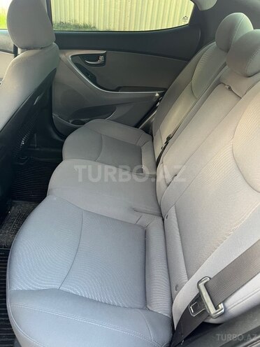 Hyundai Elantra-9