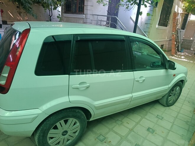 Ford Fusion-4