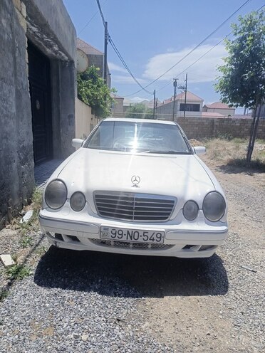 Mercedes E 220-1