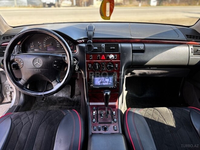 Mercedes E 220-12