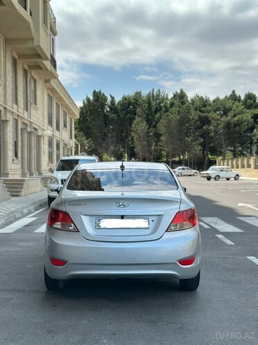 Hyundai Accent-4