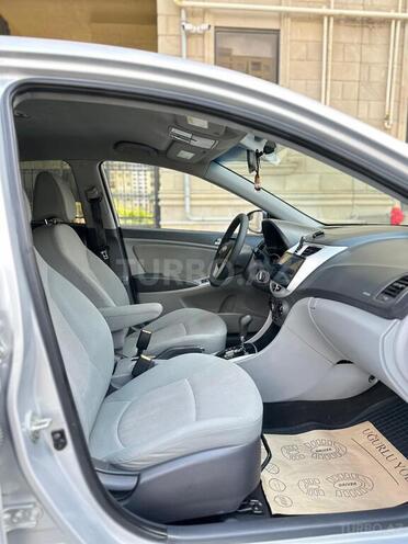 Hyundai Accent-11