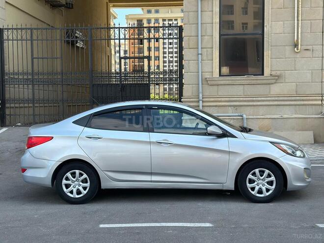 Hyundai Accent-12