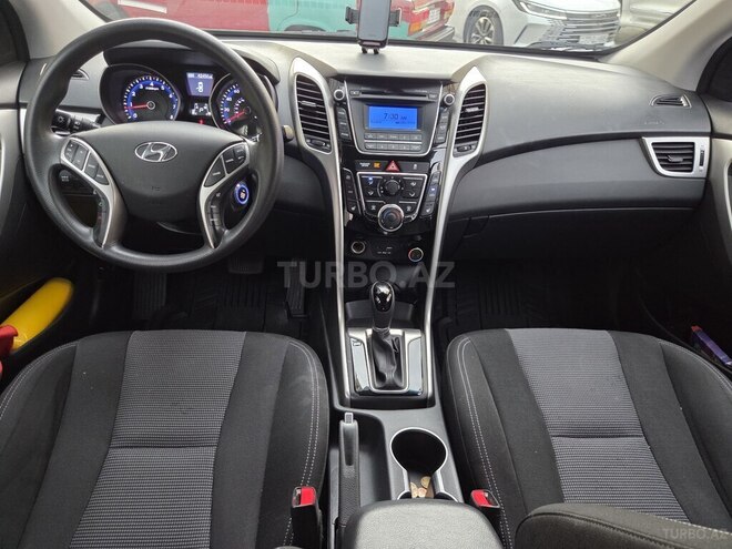 Hyundai Elantra GT-10