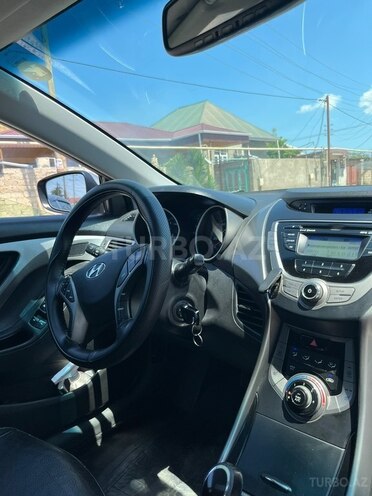 Hyundai Elantra-8
