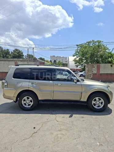 Mitsubishi Pajero-3