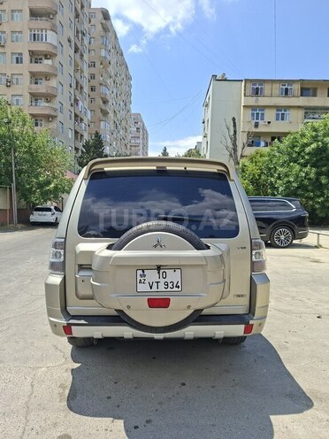Mitsubishi Pajero-4