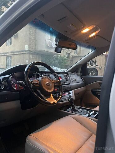 Kia Carnival-5