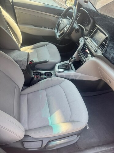 Hyundai Elantra-11