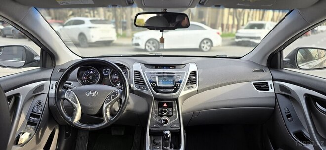 Hyundai Elantra-13