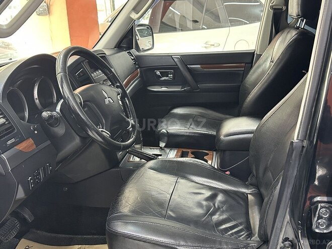 Mitsubishi Pajero-12