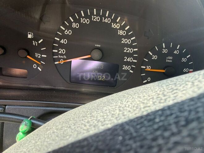 Mercedes E 240-4