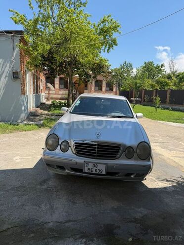 Mercedes E 240-1