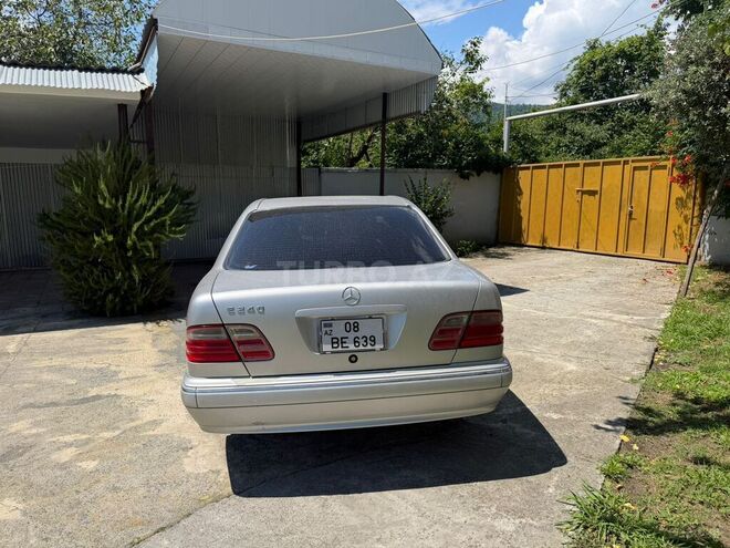 Mercedes E 240-2