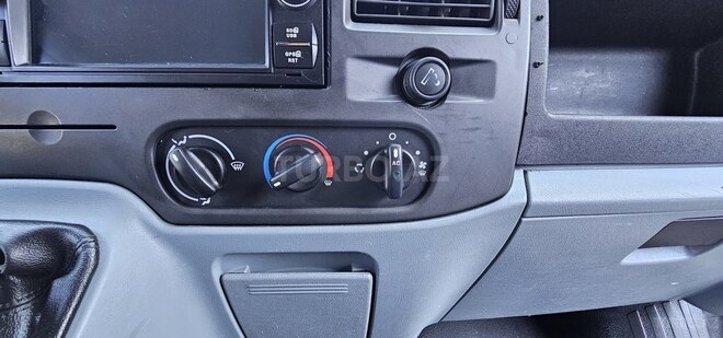 Ford Transit-13