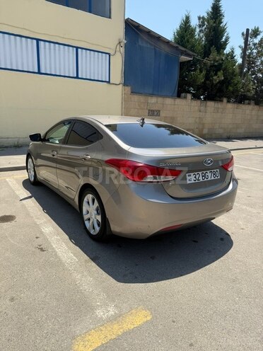 Hyundai Elantra-8