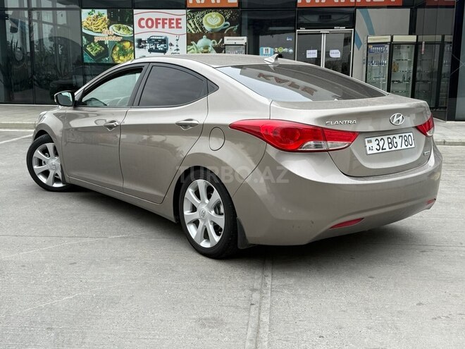 Hyundai Elantra-21
