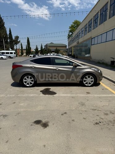 Hyundai Elantra-11