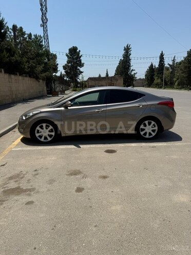 Hyundai Elantra-13