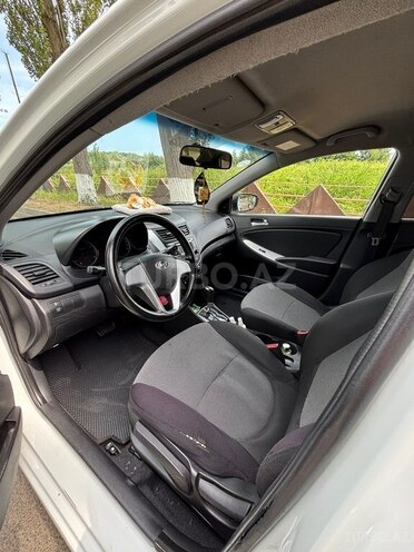 Hyundai Accent-2