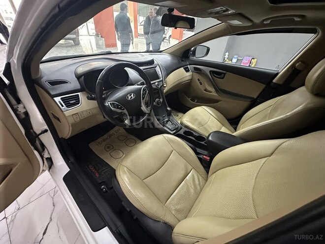 Hyundai Elantra-12