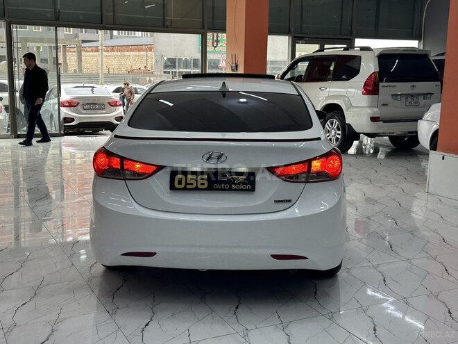 Hyundai Elantra-11