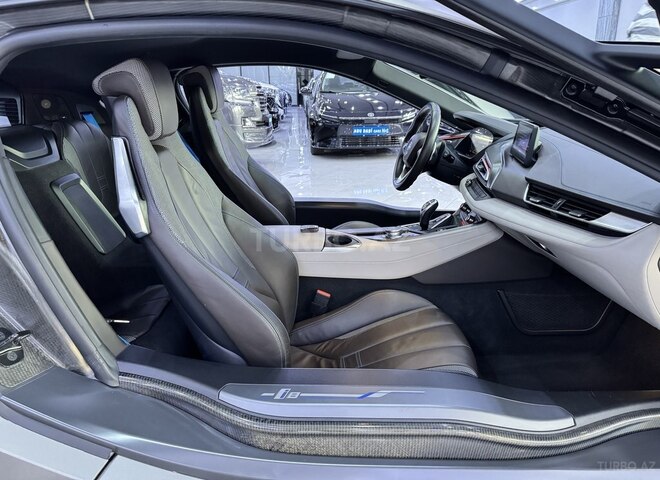 BMW i8-12