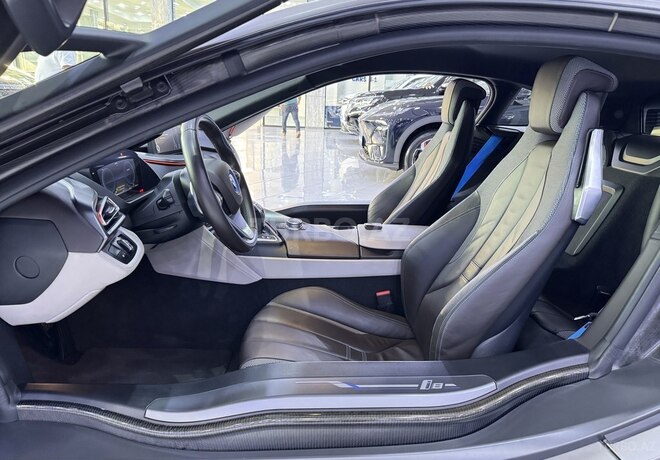 BMW i8-13