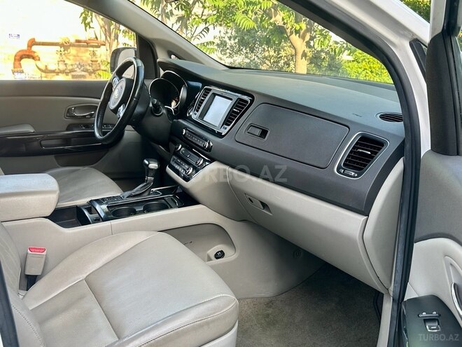 Kia Carnival-12