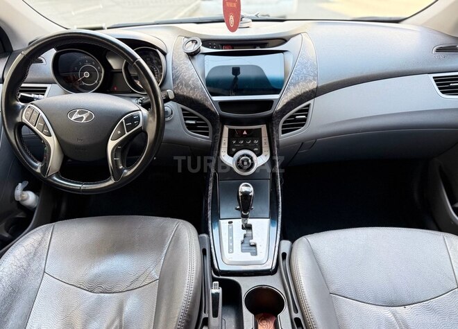 Hyundai Elantra-9