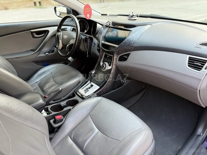 Hyundai Elantra-13