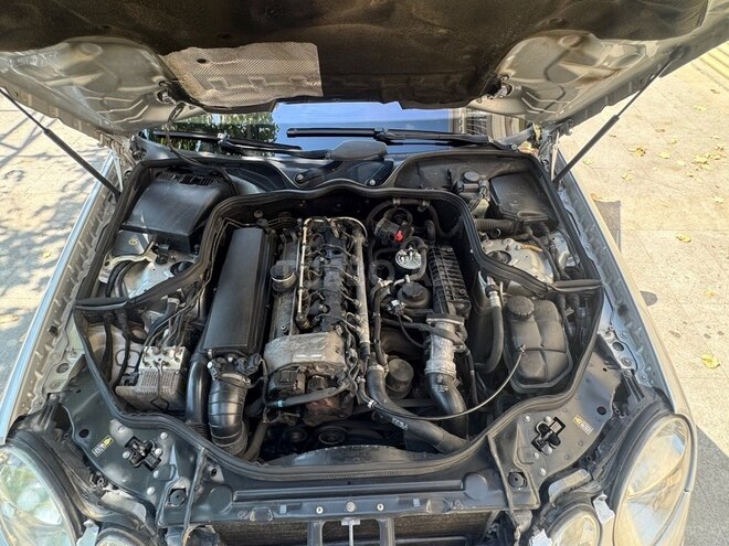 Mercedes E 270-4