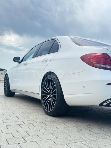 Mercedes E 220 d-3
