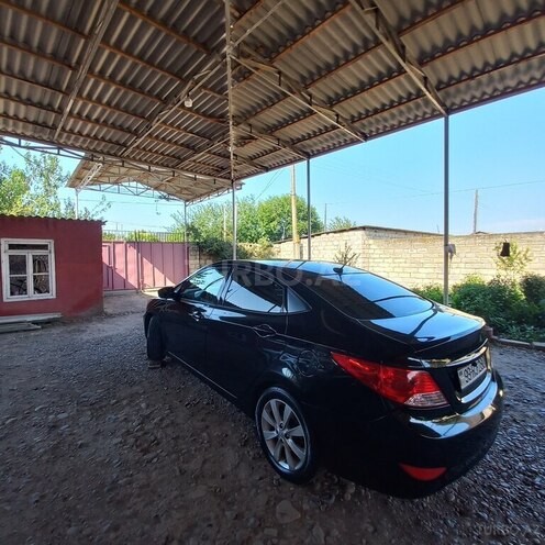 Hyundai Accent-12