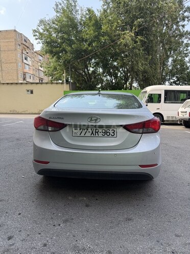 Hyundai Elantra-12