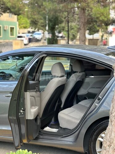 Hyundai Elantra-12