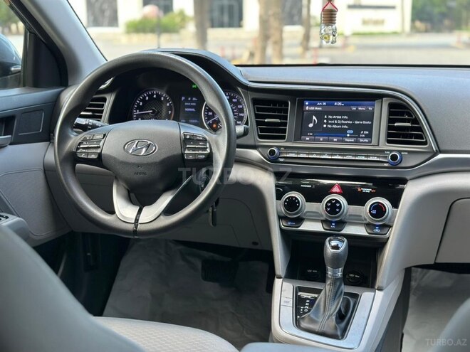 Hyundai Elantra-16