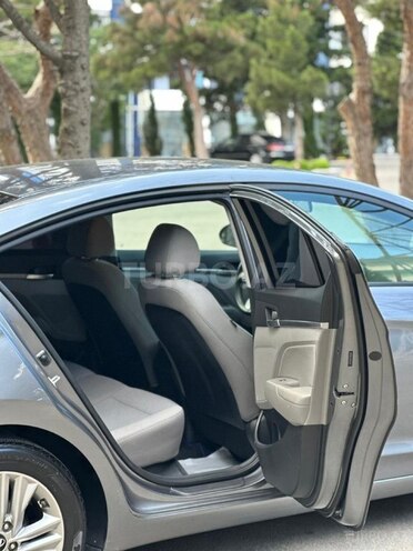 Hyundai Elantra-14