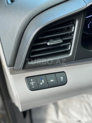 Hyundai Elantra-11