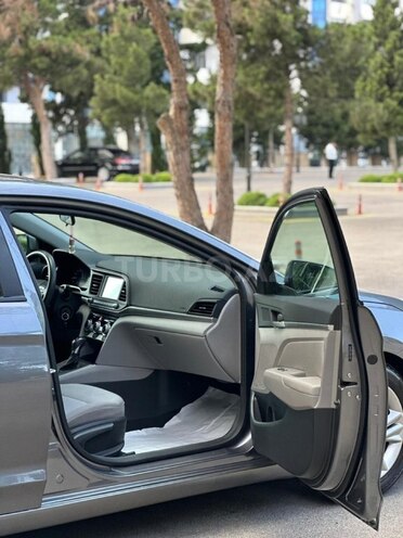 Hyundai Elantra-17