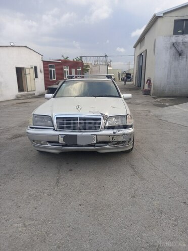 Mercedes E 250-1