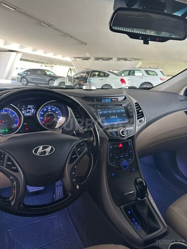 Hyundai Elantra-8