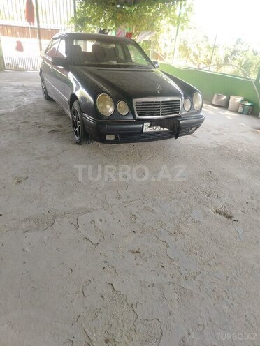 Mercedes E 230-1