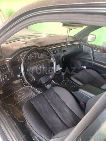 Mercedes E 230-3