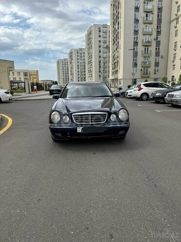 Mercedes E 220-1